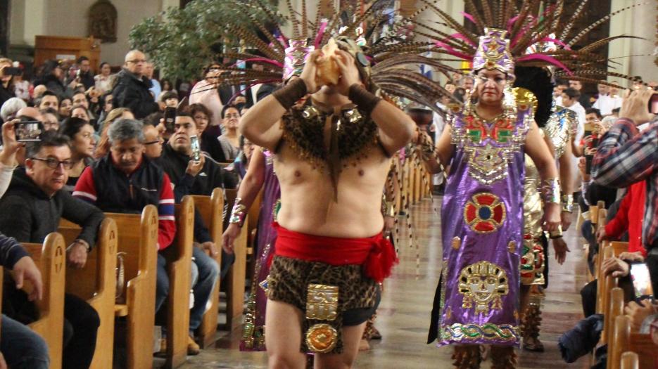 The procession, Mexican natives leading. (Photo: Isabelle de Chateauvieux)