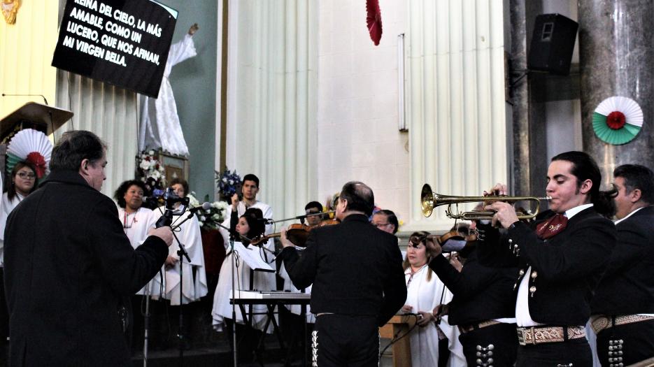 Les Mariachi accompagnant les voix de Carolina Rivera-Baraona et de Brandon Caceres durant la communion. (Photo : Isabelle de Chateauvieux)