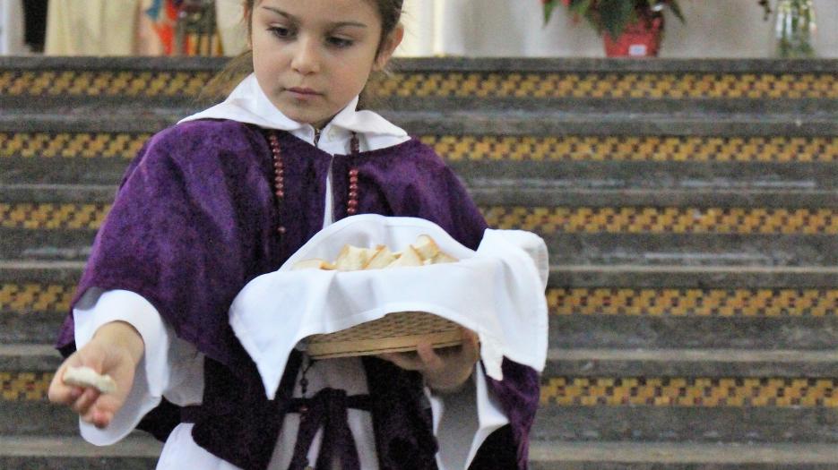 Communion to children. (Photo: Isabelle de Chateauvieux)