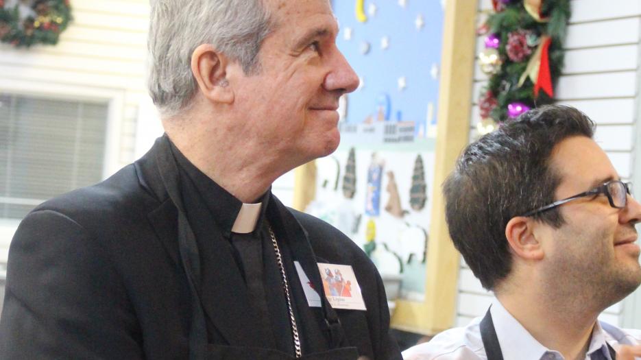 Mgr Lépine applaudissant les invités! (Photo : Isabelle de Chateauvieux)