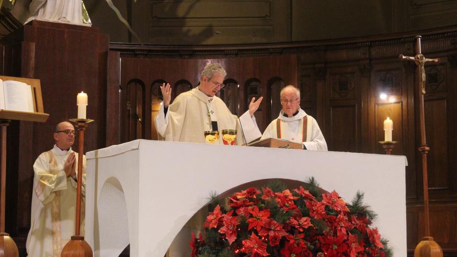 Mgr Christian Lépine et le père Jean-Guy Vincent, c.s.c, de la communauté de Sainte Croix, célébrant la messe. (Photo : Isabelle de Chateauvieux)