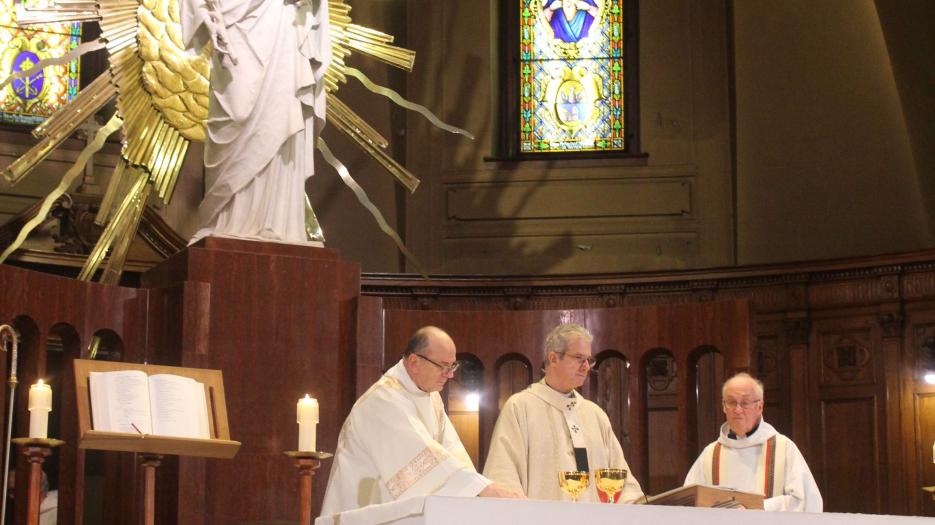 Mgr Christian Lépine, le père Jean-Guy Vincent, c.s.c, de la communauté de Sainte Croix et le diacre permanent Alain Normand. (Photo : Isabelle de Chateauvieux)