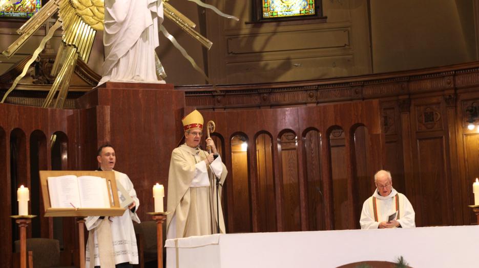 Envoi final avec Mgr Lépine et à sa gauche le diacre Benoit Thibaut et à droite le père Jean-Guy Vincent. (Photo : Isabelle de Chateauvieux)