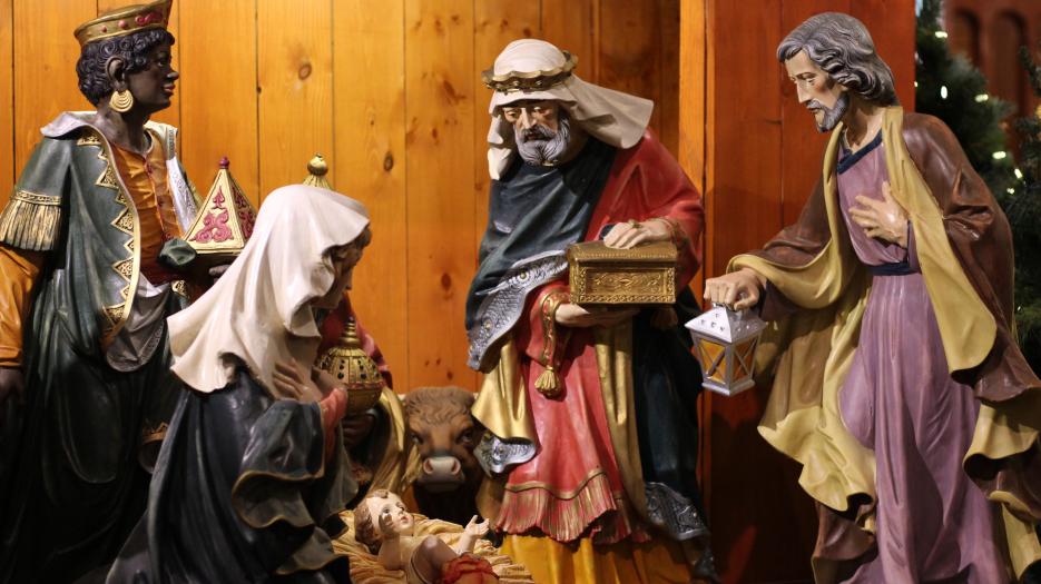 Crèche de la Crypte de l’oratoire : l’Enfant Jésus entouré des 3 Rois Mages. (Photo : Isabelle de Chateauvieux)