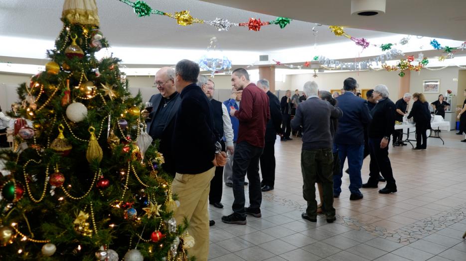 Les décorations de Noël étaient encore bien présentes dans le sous-sol de l'église Notre-Dame-du-Mont-Carmel! (Photo : Richard Maltais)
