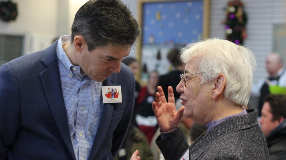 Sister Nicole Fournier from the Montreal Congregation of the Sisters of Charity (former director of l’Accueil Bonneau, accompanied by the Congregation’s assistant Elaine Baete) speaking with President of the Foundation Nicolas Plourde (Photo : Isabelle de Chateauvieux)