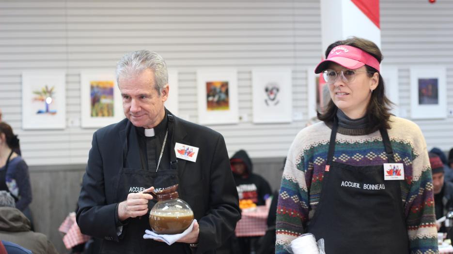 Msgr. Lépine serving coffee (Photo : Isabelle de Chateauvieux)