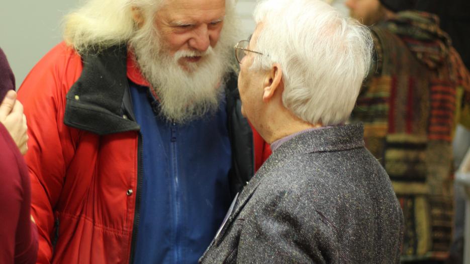 Soeur Nicole Fournier discutant avec un bénéficiaire qu’elle connait de longue date. (Photo : Isabelle de Chateauvieux)