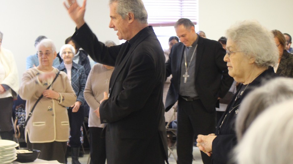 Bénédicité par Mgr Lépine. (Photo : Isabelle de Chateauvieux)