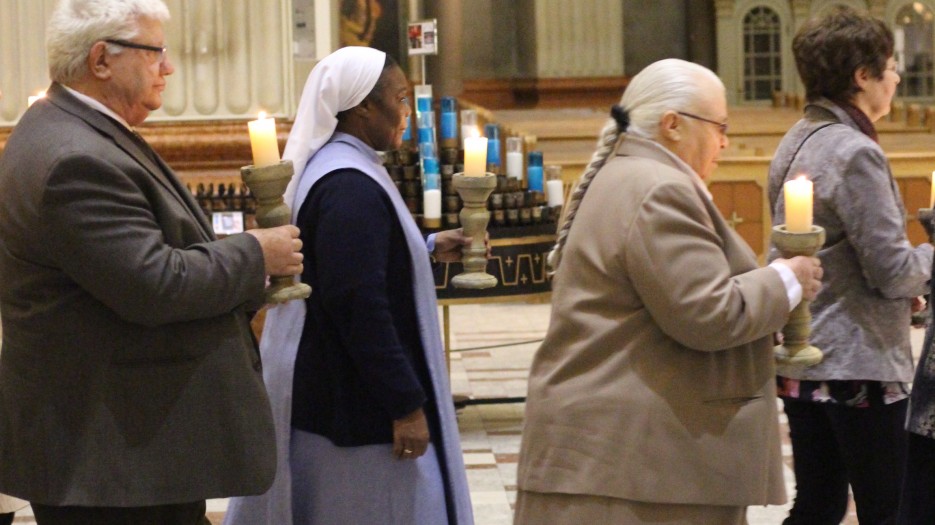 Entrance procession with consecrated men and women. (Photo: Isabelle de Chateauvieux)