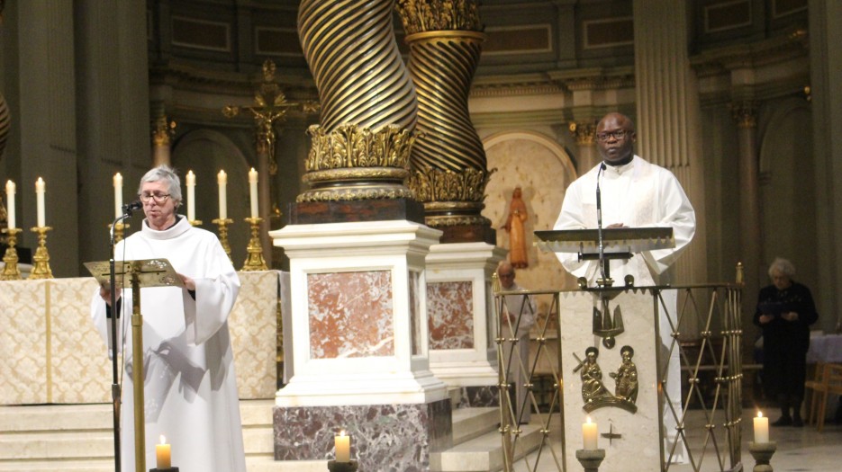 Père Jean-Marie Bilwala, directeur diocésain des oeuvres pontificales pour l'archidiocèse de Montréal (au service de la mission) proclamant l’Évangile. (Photo : Isabelle de Chateauvieux)