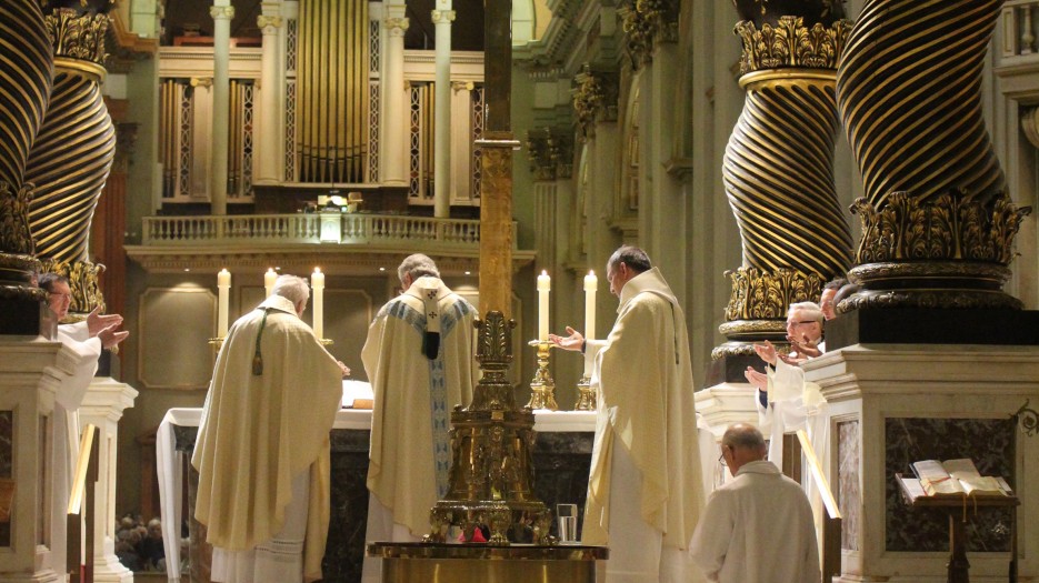 Consécration en la cathédrale Marie-Reine-du-Monde. (Photo : Isabelle de Chateauvieux)