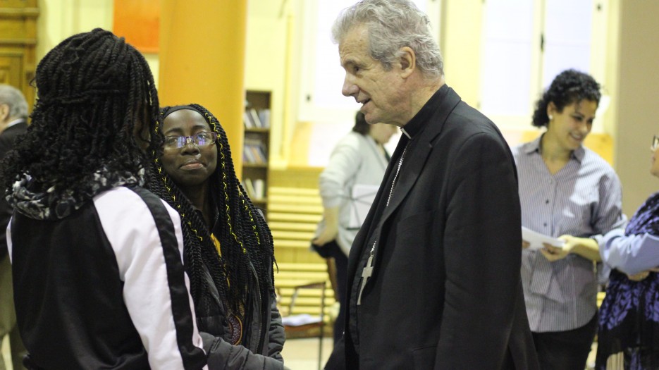 Mgr Lépine et des confirmands - Crédit photo - Isabelle de Chateauvieux