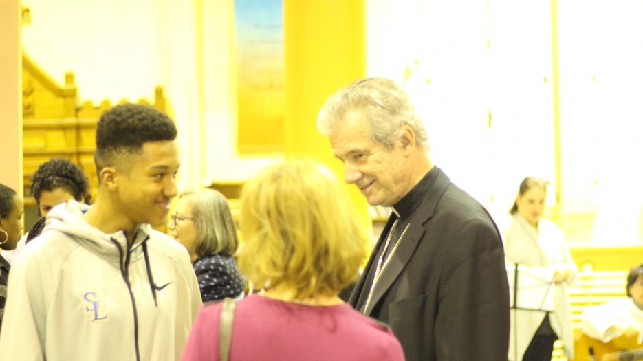 Chacun est venu saluer l’évêque et se présenter - Crédit photo - Isabelle de Chateauvieux