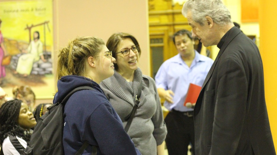 Chaque confirmand était accompagné de la personne qui la prépare au sacrement - Crédit photo - Isabelle de Chateauvieux