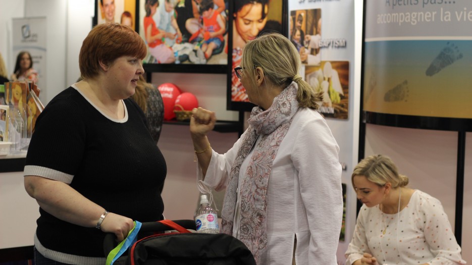 Christiane explaining to the mother of 8-year-old David what First Communion is about (Photo: Isabelle de Chateauvieux)