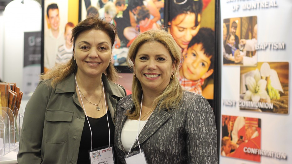 Emiliana Jaramillo de l'Office de l'éducation à la foi et Claudia Sarracini