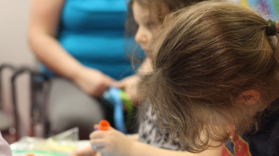 Six-year-old Arielle and Arianne creating their tablemats (Photo: Isabelle de Chateauvieux)