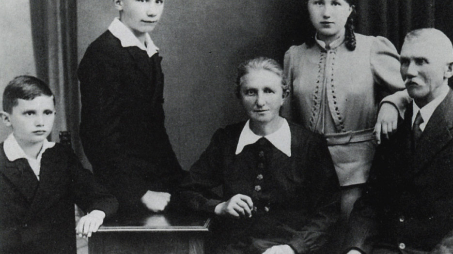La famille Ratzinger. Mère Maria, père Joseph, soeur Maria et frère Georg et à gauche le petit Joseph. 