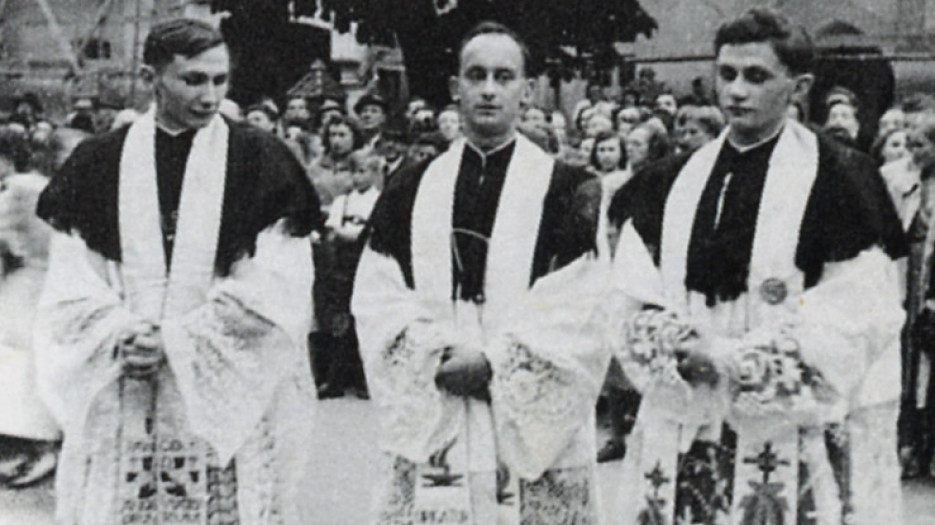 Les frères Georg et Joseph Ratzinger avec leur ami Rupert Berger au centre le jour de leur ordination sacerdotale (29-6-51) sont accueillis et célébrés à Traunstein, le village où leurs parents s'étaient installés.