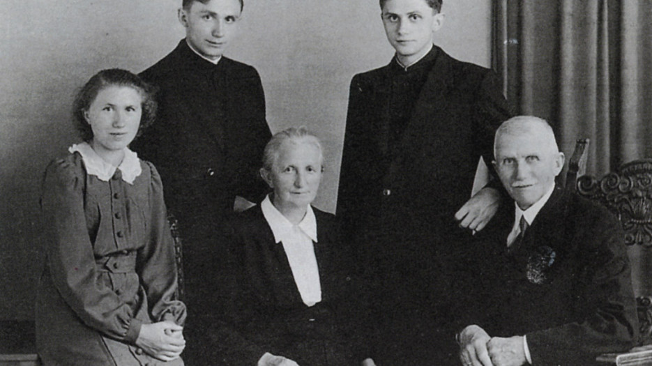 The Ratzinger family after the first mass of the two brothers (July 8, 1951).