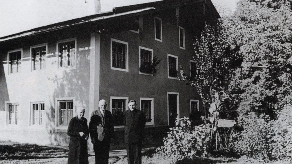 Les parents avec leur frère Georg devant la maison à Hufschlag près de Traunstein à l'automne 1955
