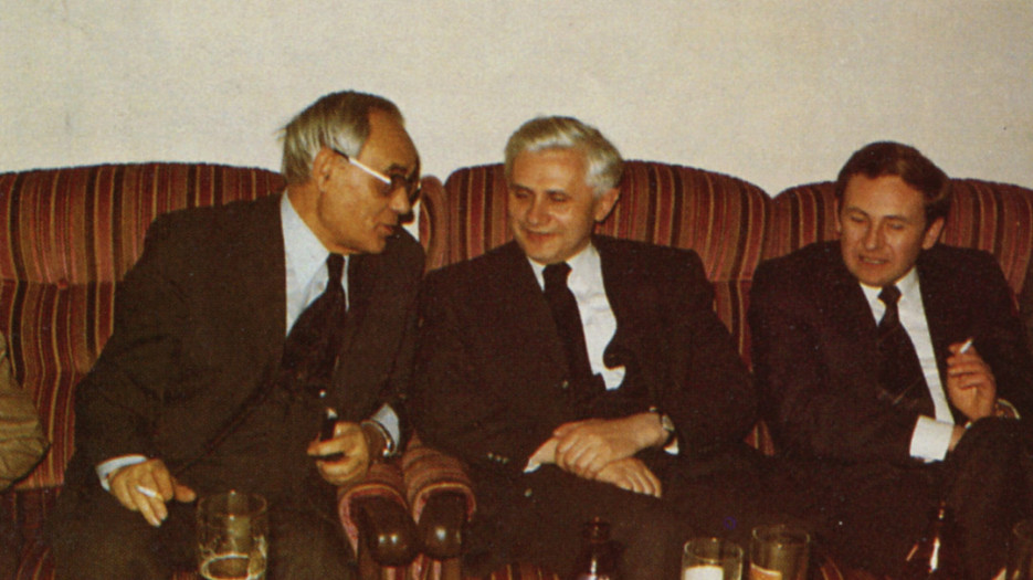 Ratzinger en conversation avec Karl Rahner (à gauche) et son élève, le père Martin Biallas