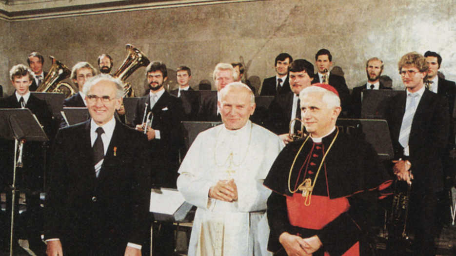 Un des moments de la visite du Pape à Munich. Rencontre avec des artistes et des intellectuels  les intellectuels (19-11-1980).