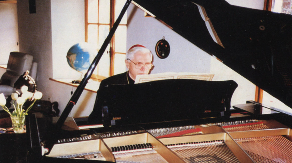 Toujours à "La Bergerie", le cardinal au piano, une passion familiale. Son frère  Georg a été pendant des décennies  directeur de la chapelle de la  de la cathédrale de Ratisbonne.