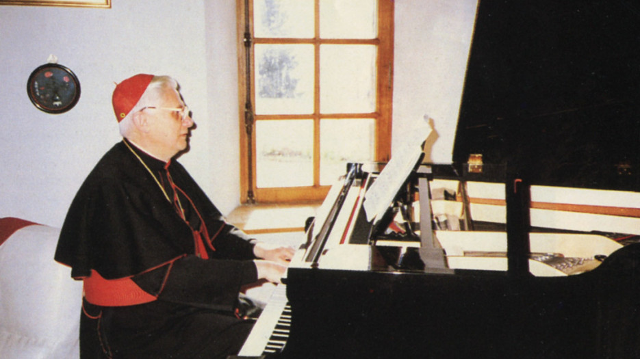 Toujours à "La Bergerie", le cardinal au piano, une passion familiale. Son frère  Georg a été pendant des décennies  directeur de la chapelle de la  de la cathédrale de Ratisbonne