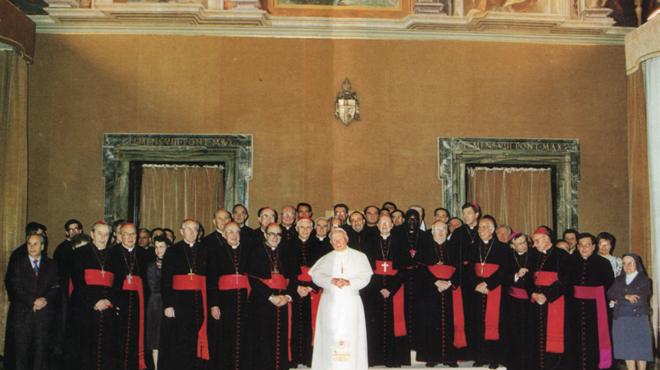 Le Cardinal avec les membres et collaborateurs de la Congrégation reçus par Jean-Paul II à l'occasion de l'assemblée plénière de la Congrégation (24-11-1995).