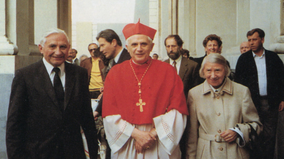 With brother Georg and his sister Maria in summer in front of the cathedral of Bressanone Bressanone (30-9-1990).