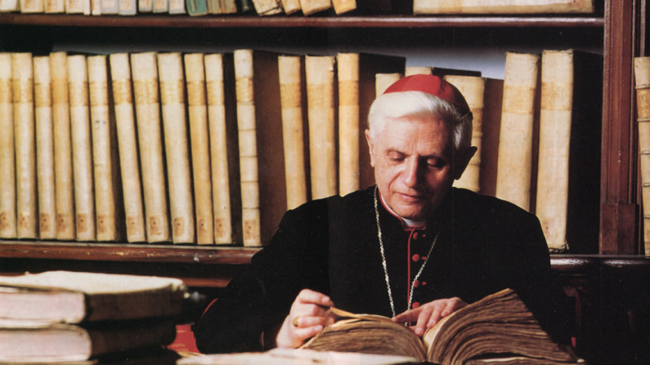 The cardinal in the archives of the congregation, represented by Gianni Giansanti (21-10-1993)