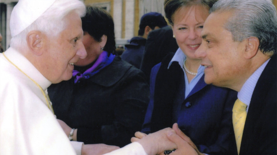 Deacon Frank Arékion with his wife and Pope Emeritus Benedict XVI