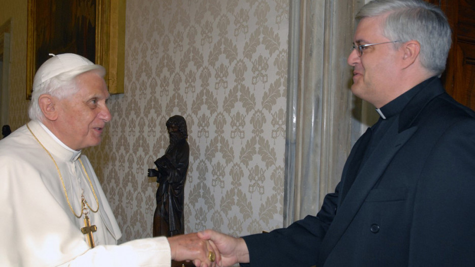 Le Pape qui salue Père Charles Langlois lors de la visite ad limina des évêques canadiens  (2008)