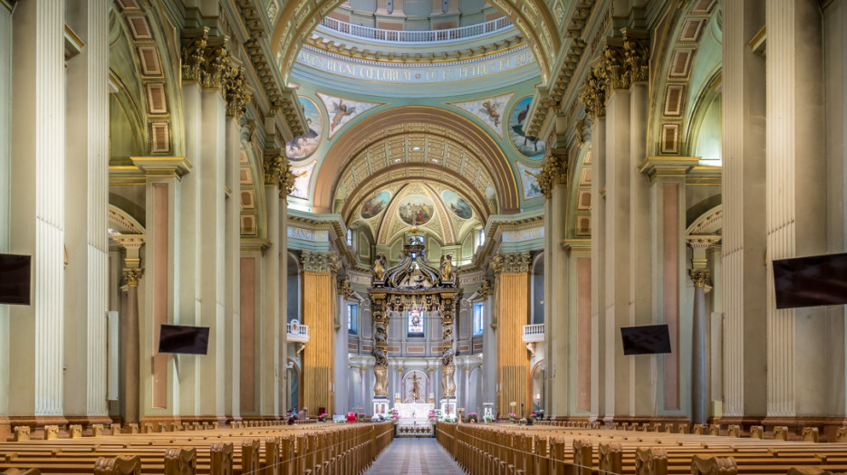 Cathédrale Marie-Reine-du-Monde - Intérieur