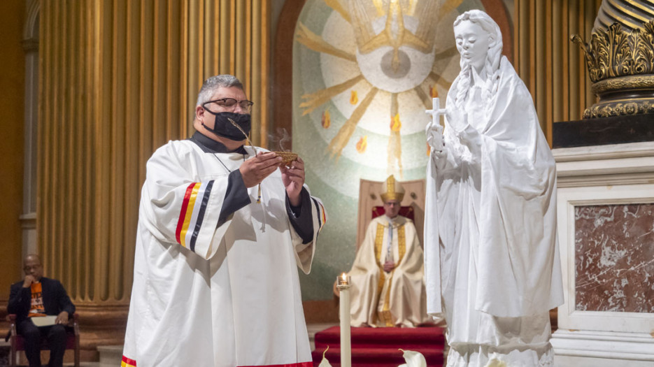 Statue de sainte Kateri Tekakwitha