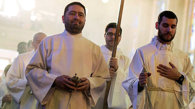 Des séminaristes lors de la procession d'ouverture